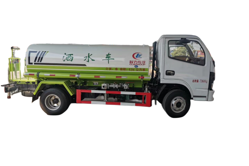河南凱馬灑水車：為城市環(huán)境保潔助一臂之力
