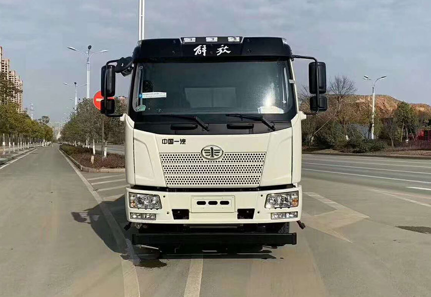 高端江淮8方灑水車：恪盡職守，盡展風(fēng)采
