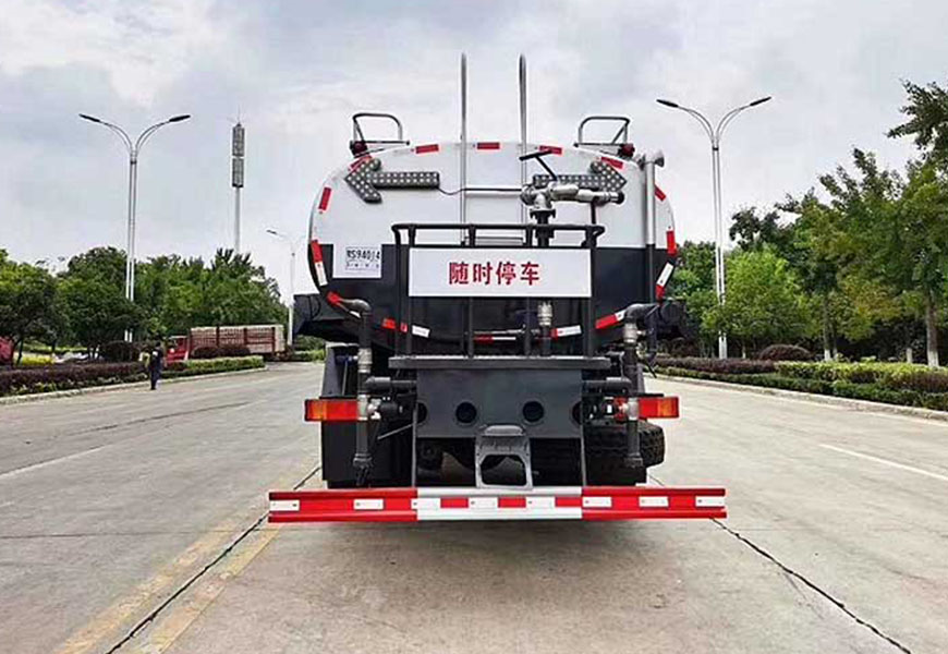 江淮8方霧炮灑水車：高效灑水，綠色環(huán)保
