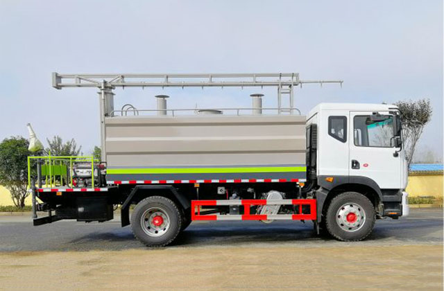 一汽灑水車油泵排空氣位置
