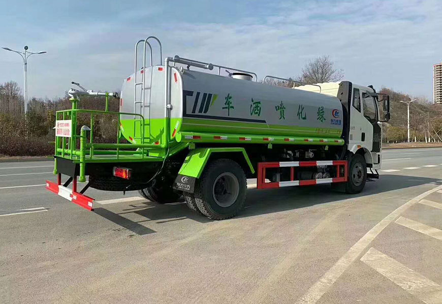 高品質(zhì)大運(yùn)運(yùn)途灑水車
