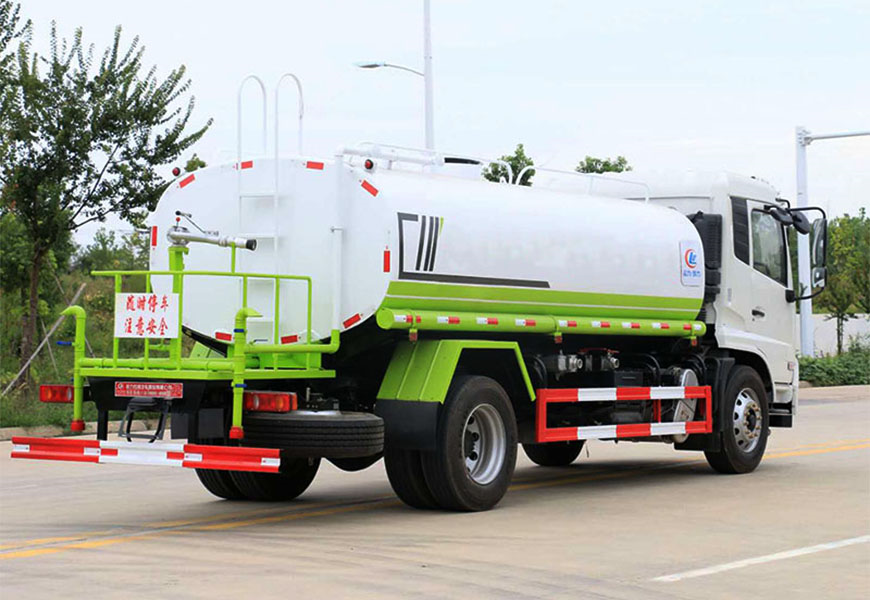 程力：領(lǐng)跑新能源，4噸灑水車助力生態(tài)環(huán)保
