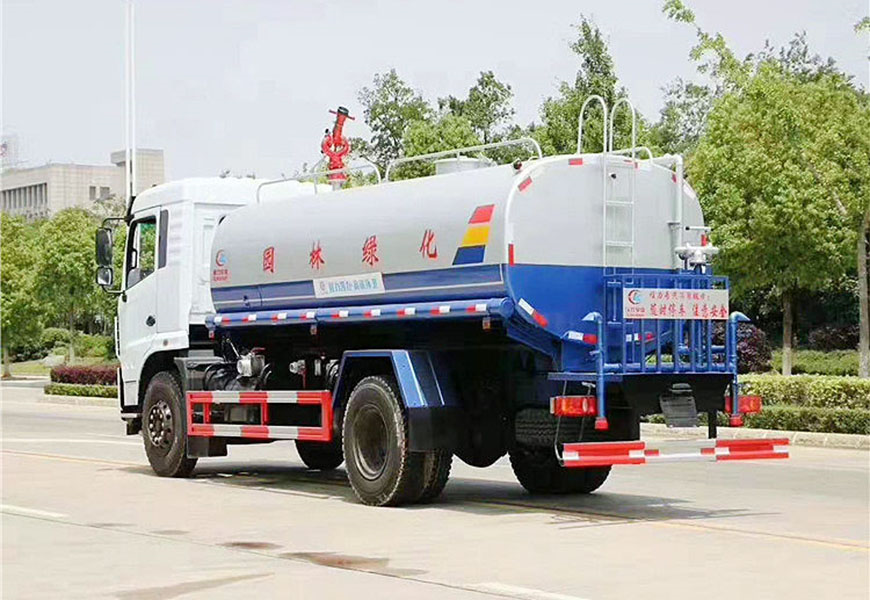 新疆程力灑水車—為城市清潔助力
