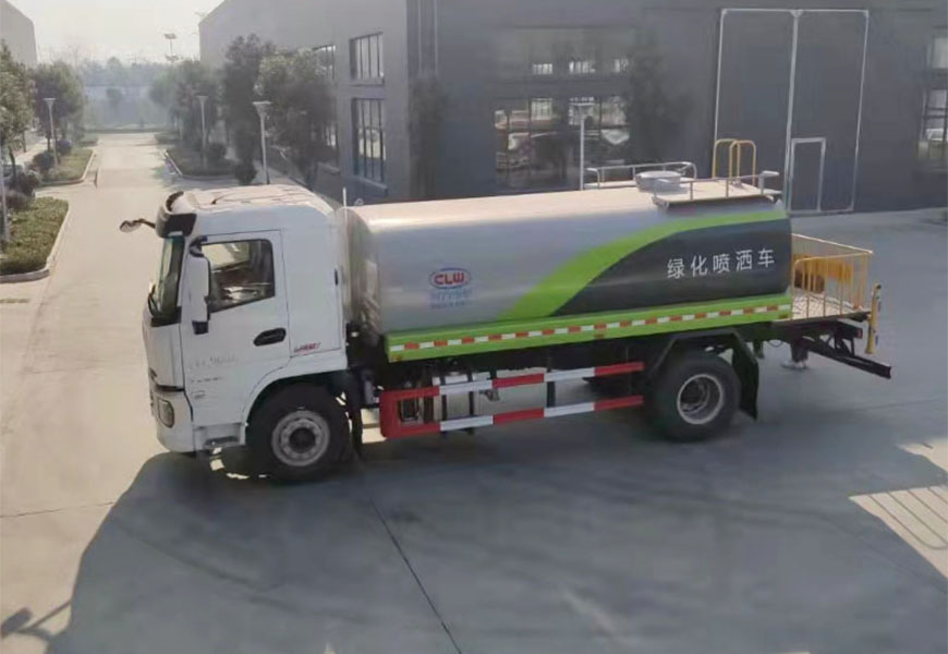 程力12方灑水車——打造城市綠色保衛(wèi)戰(zhàn)的重要武器
