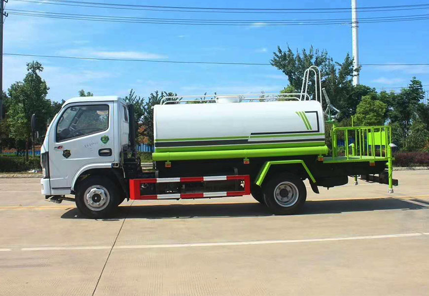 陜汽斯太爾灑水車：讓城市更清新
