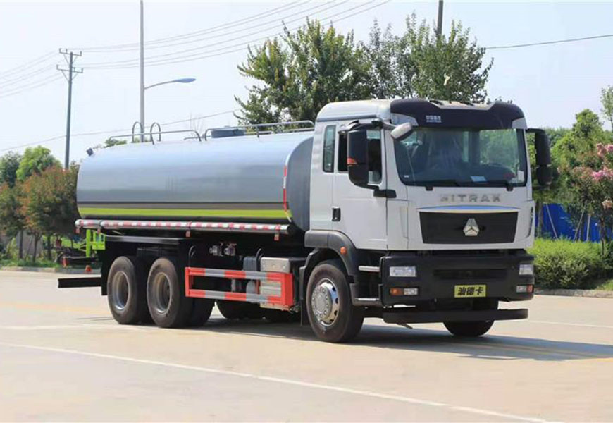 一汽灑水車十五方上藍牌照的車型優(yōu)勢與應用
