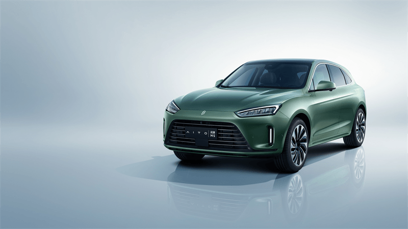 問界 M9 對(duì)比奔馳展臺(tái)：一場(chǎng)展示未來汽車趨勢(shì)的較量
